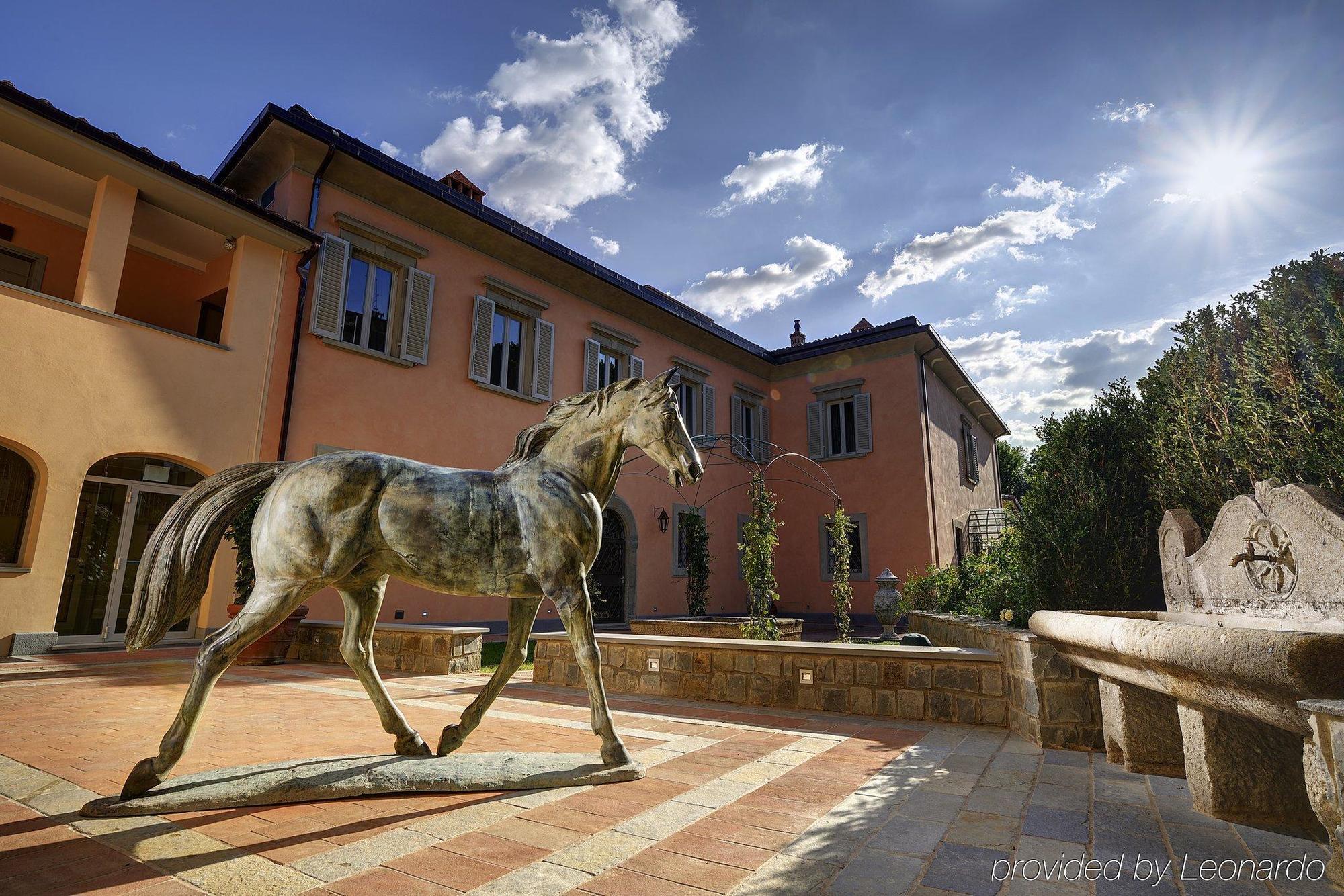 Ville Sull'Arno Флоренция Екстериор снимка The courtyard of the museum